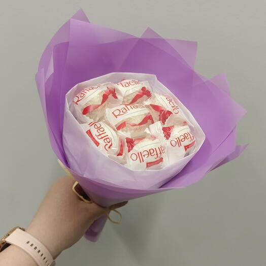 Мини-букет из конфет Rafaello сиреневый