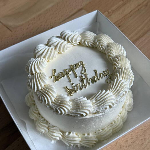 Белый бенто с золотой надписью happy birthday