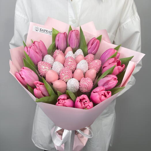 Букет из клубники в шоколаде и цветов Розовое послание