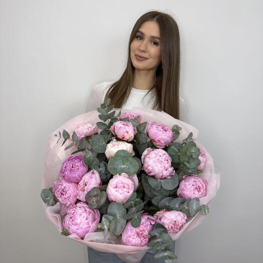 Букет из 15 розовых пионов с эвкалиптом