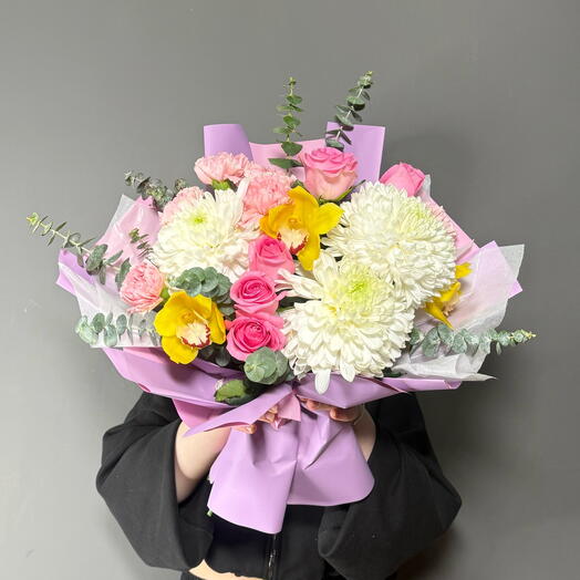 Сборный букет с орхидеей, розами, хризантемой