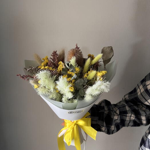 Букет из сухоцветов с аспарагусом