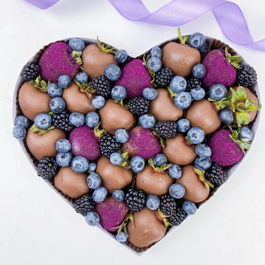 Fresas cubiertas de chocolate con arándanos, moras y flores