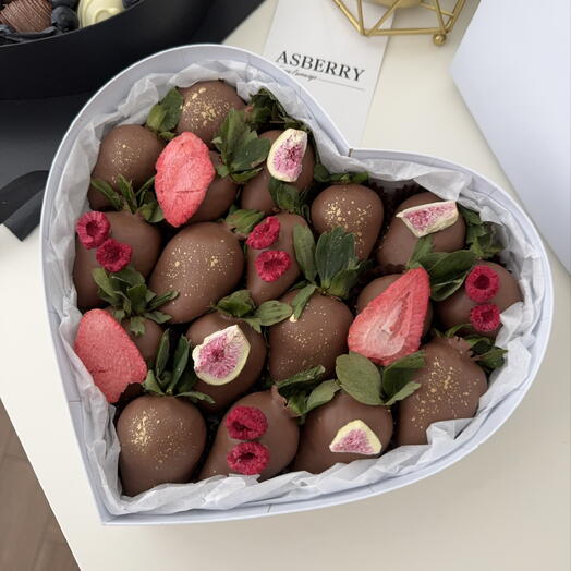 Клубника в шоколаде Сердце белое S (18-20 ягод)