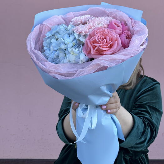 Букет из гортензии, кустовой хризантемы и роз