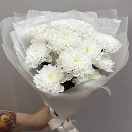 Букет из 3х белых хризантем в белой упаковке