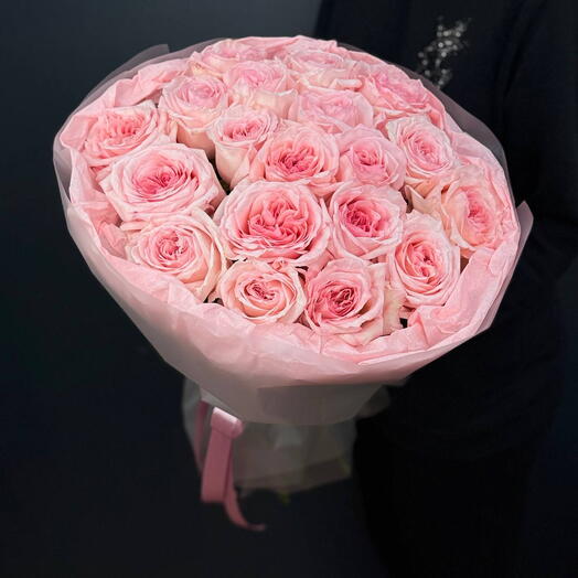 19 розовых пионовидных роз