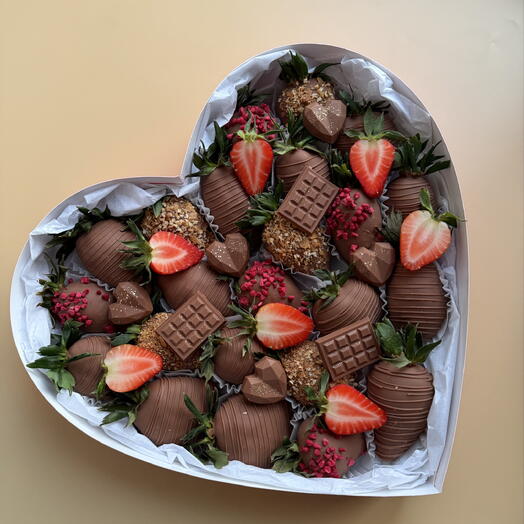 Сердце L для любимых с клубникой