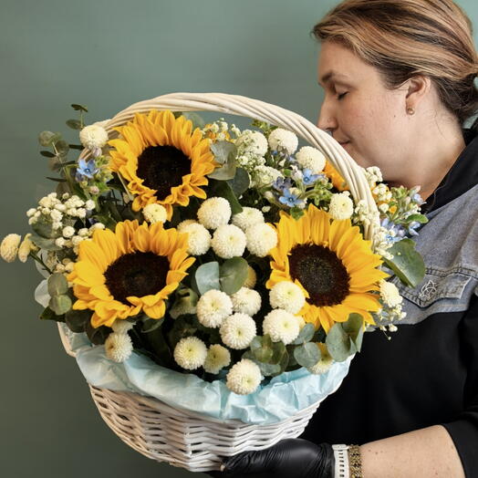 Корзина с подсолнухами