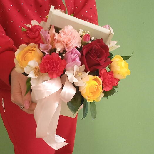 Композиция с розами краски весны