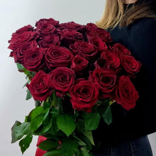 25 роз 70 см с лентой