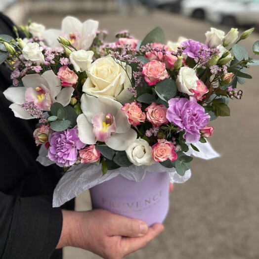 Букет с орхидеями в коробке