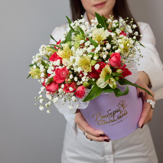 Яркая шляпная коробка из кустовых роз Черри Хеопс, желтых альстромерий и гипсофил