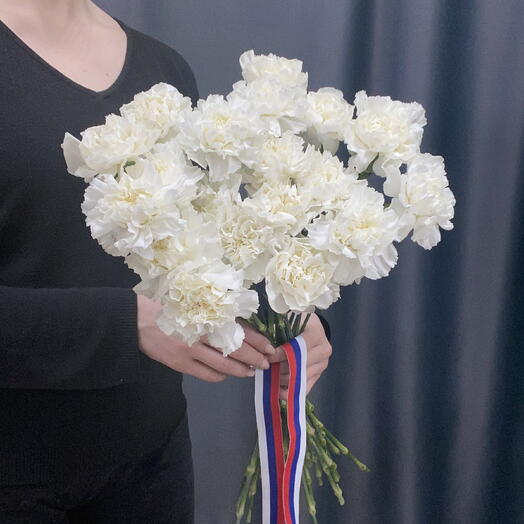 Монобукет из белых гвоздик