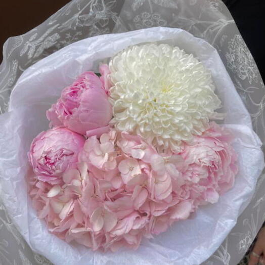 Букет с пионами, розовой гортензией