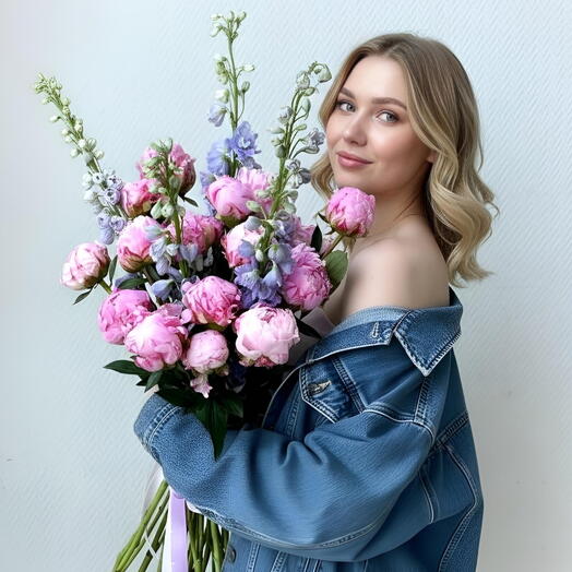 Розовые пионы с дельфиниумом 🩵