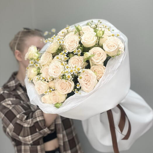 Букет из пионовидных роз с танацетумом