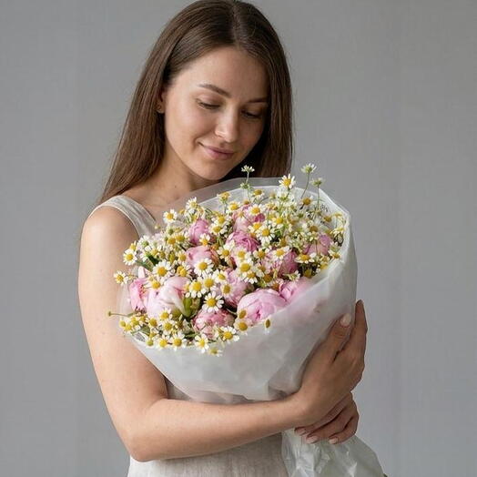 Букет из 15 розовых пионов Премиум с матрикарией в круглой упаковке / P7