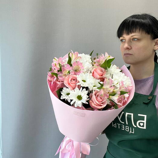 Букет из ромашки, розы, альстромерии