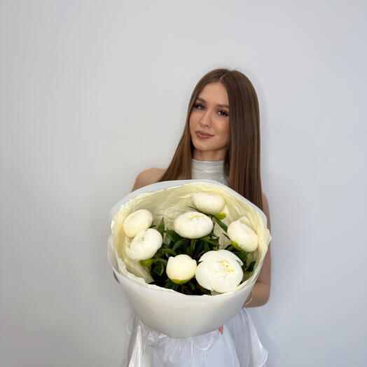 Букет из 7 белых пионов