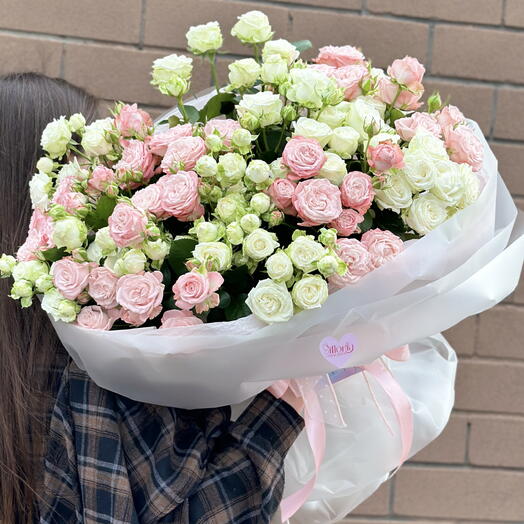 Объемный букет с вай эффектом из нежных кустовых роз 😍🌸
