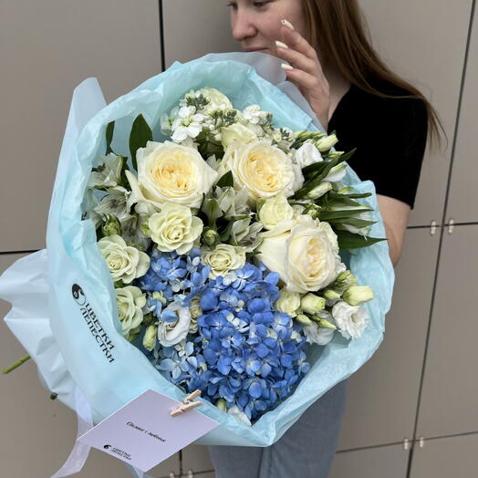 Букет из пионовидных роз, гортензии и альстромерий