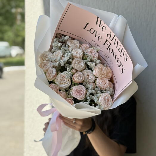 букет из кустовых роз и статицы💗