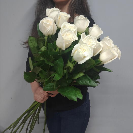15 белых пионовидных роз