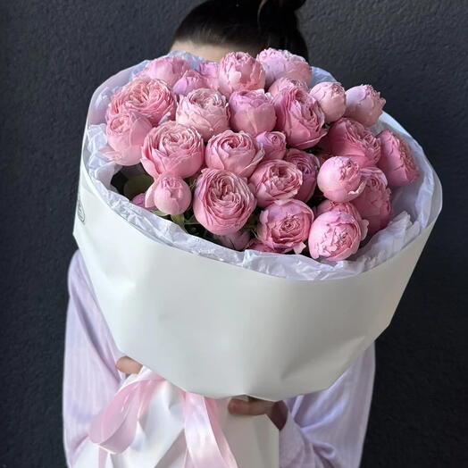 Ramo de rosas arbustivas en forma de peonía