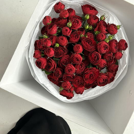 Букет из красных кустовых роз 💋