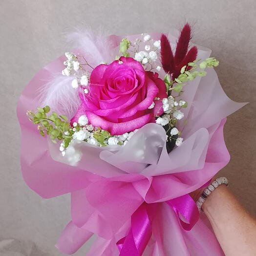 Роза алая с гипсофилой и лагурусом 💓