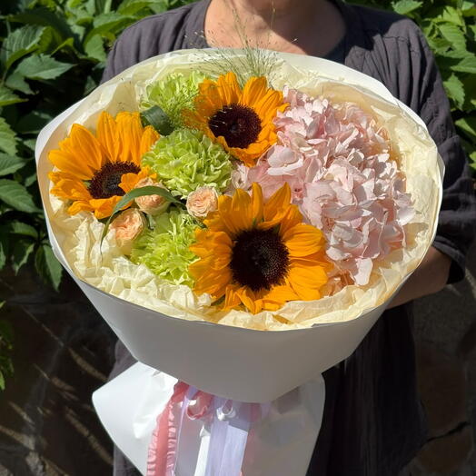 Букет с подсолнухами, паникумом и розой кустовой