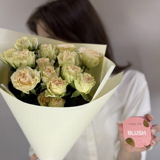 Букет кустовых роз Summer Rose 5 шт. + подарок от Vivienne
Sabo - румяна MACARON