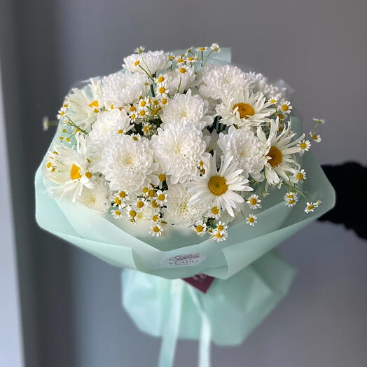 Букет с хризантемой и ромашками