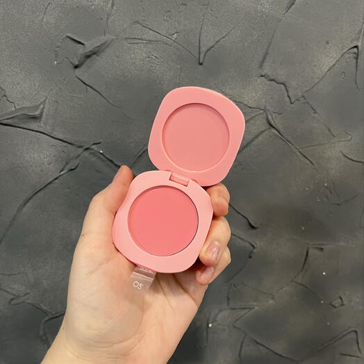 Кустовые розы ( букет комплимент )+ подарок от Vivienne Sabo — румяна MACARON