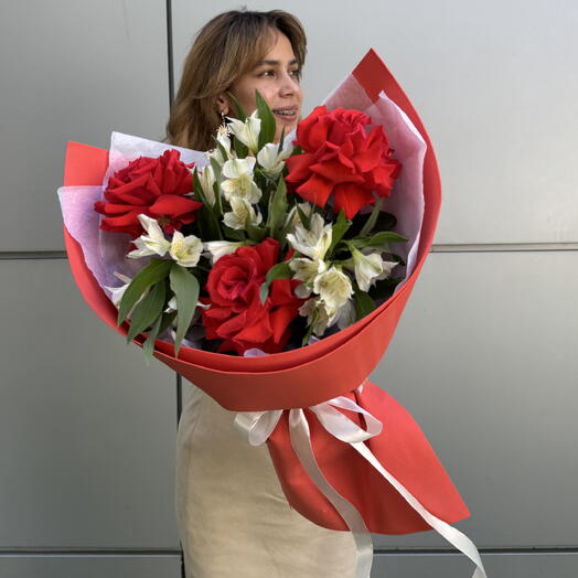 Пышный букет из алых французских роз сорта Нина с альстромерией 🌸