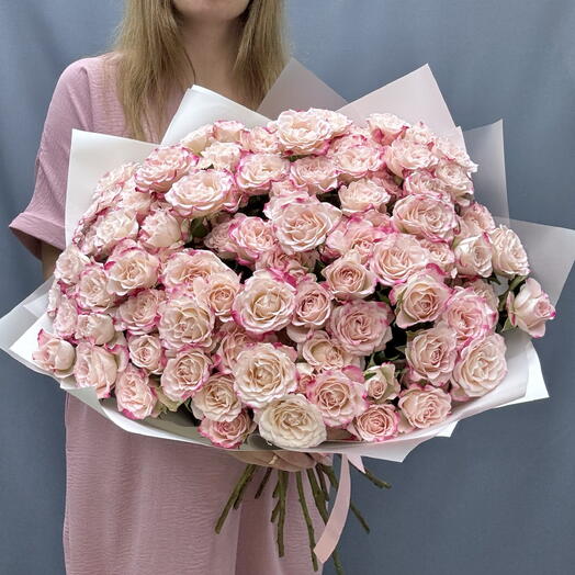 Кустовые розы 19 штук