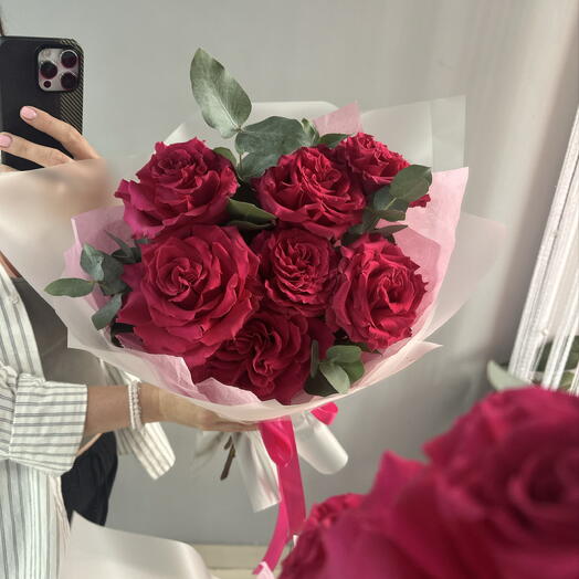 Букет из ажурных роз фуксия