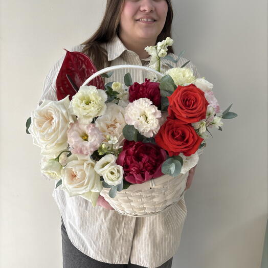 Корзина с розами, антуриумом, эустомой