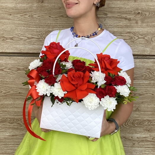 Композиция с алыми французскими розами Нина