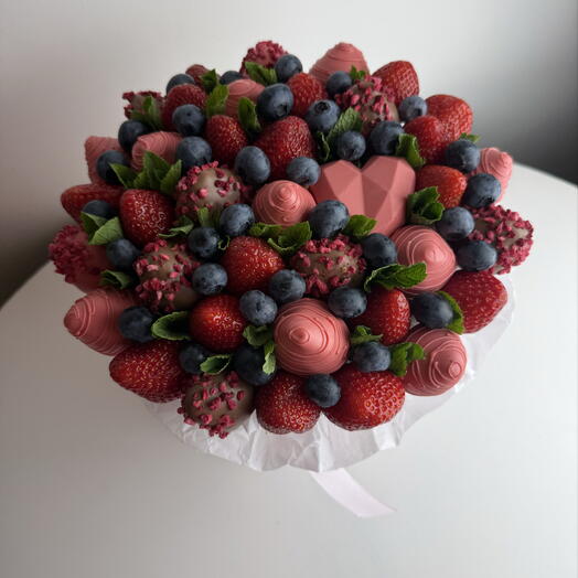 Delicate pink bouquet of chocolate-covered strawberries in a hatbox 3