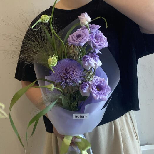 Букет с экзотическим артишоком, лизиантусом и стрелами чеснока 💜💚