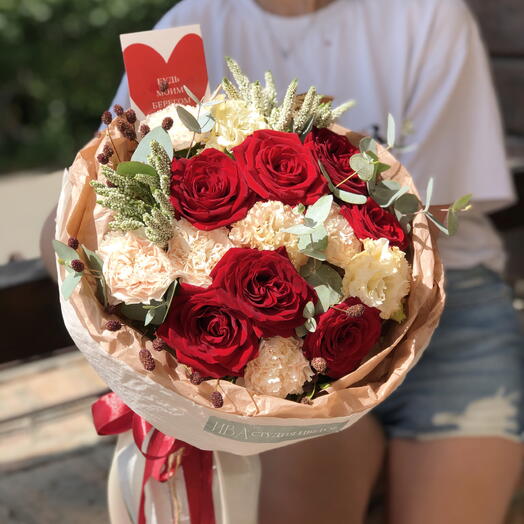 Яркий букет с ароматными красными розами ️