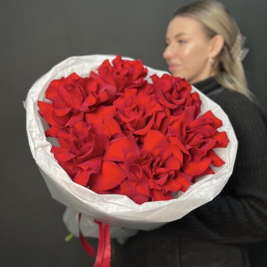 Стильный моно букет из 7 красных французских роз