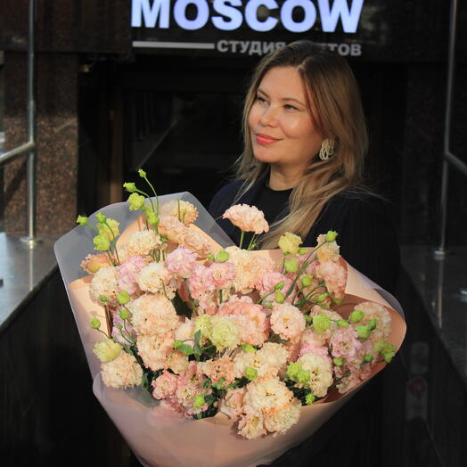 Моно из персиковой эустомы