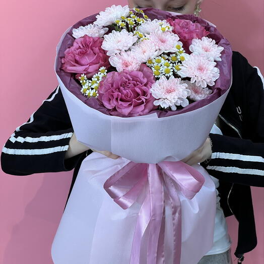 Нежнейший летний букет с розами и хризантемами в стильной упаковке 🌸🤍