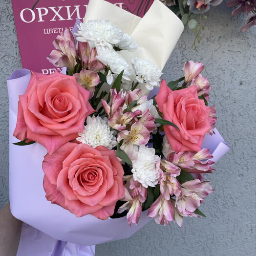 Букет с коралловой розой