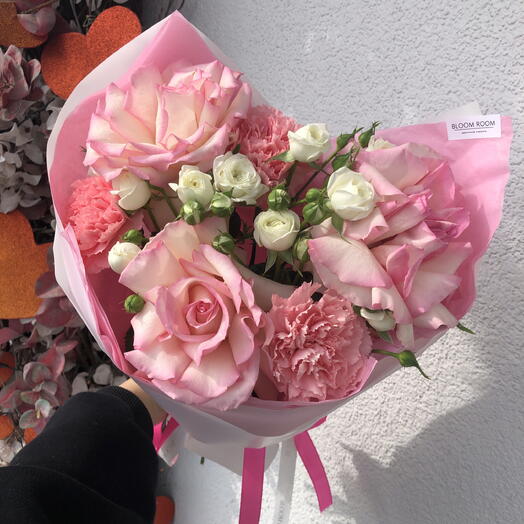 Розовый букет Bloom room, французская и кустовая Роза, диантус