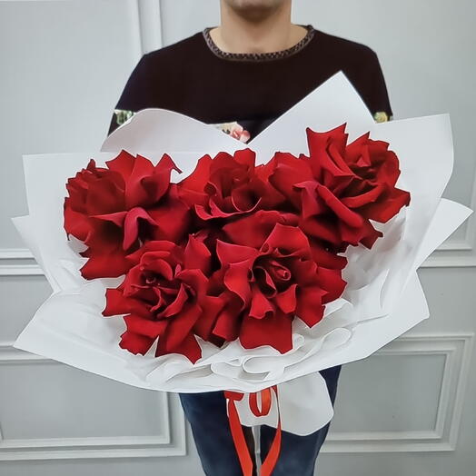 Букет из французских роз в дизайнерской упаковке