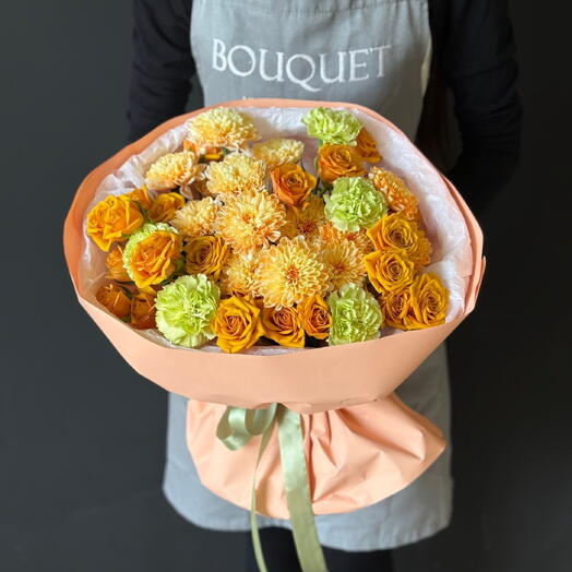 Букет с кустовой Розой и диантусами